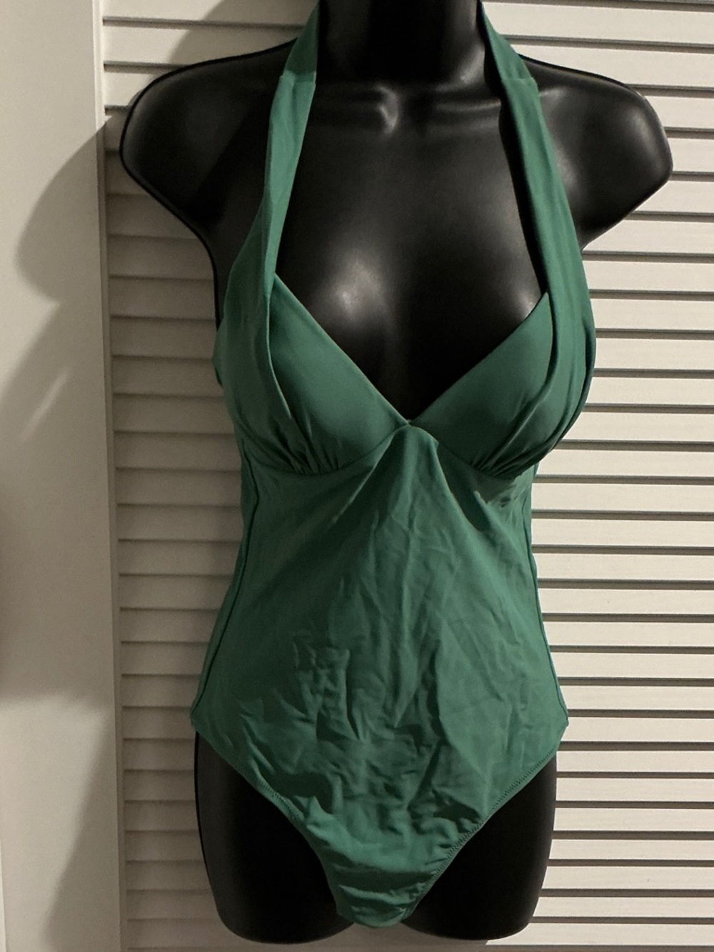 NWT Cupshe Fit  and Comfort zone piece Swimsuit with Straps tied around the Neck